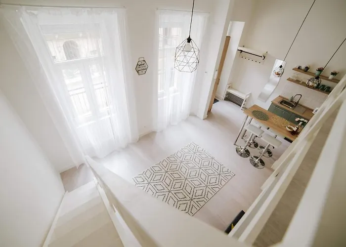 Daire Comfy 4u At New York Cafe *
